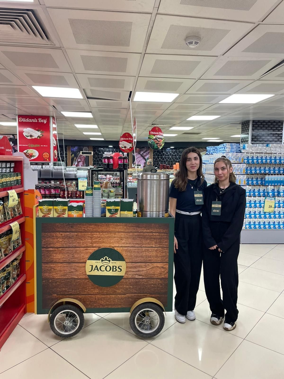 Katılımcılar, Süpermarketler Kahve Tadım Etkinliği'nde farklı kahve çeşitlerini tatma fırsatı buldu.